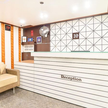 Hotel Satkar Surat Esterno foto
