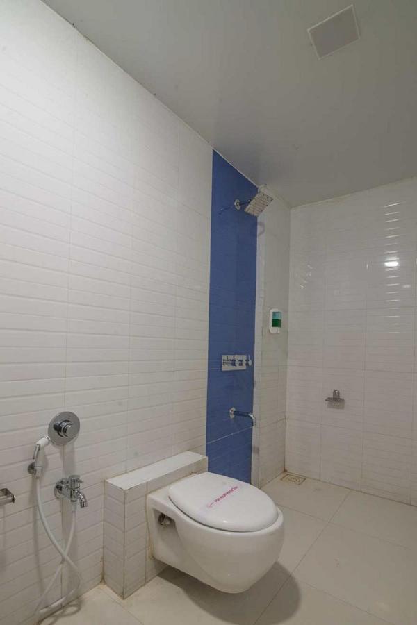 Hotel Satkar Surat Esterno foto