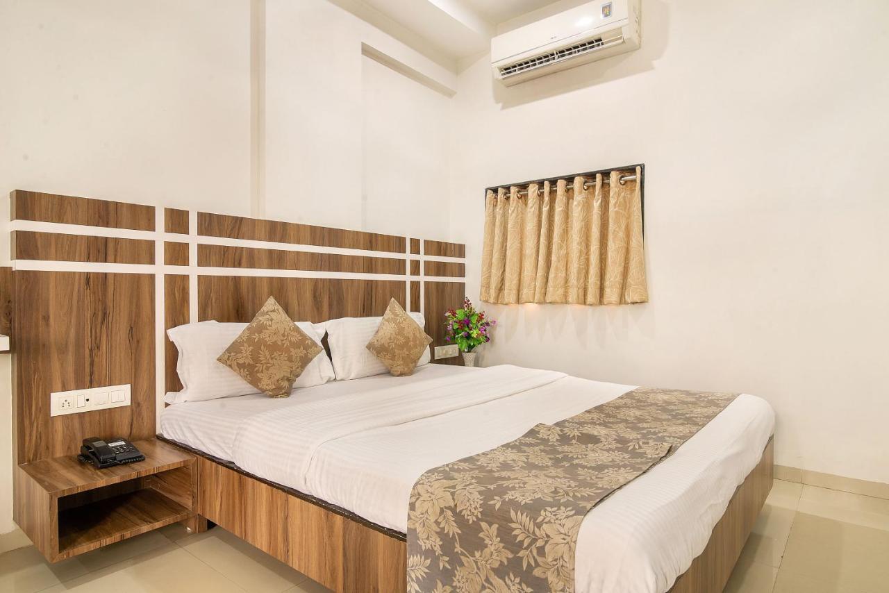 Hotel Satkar Surat Esterno foto