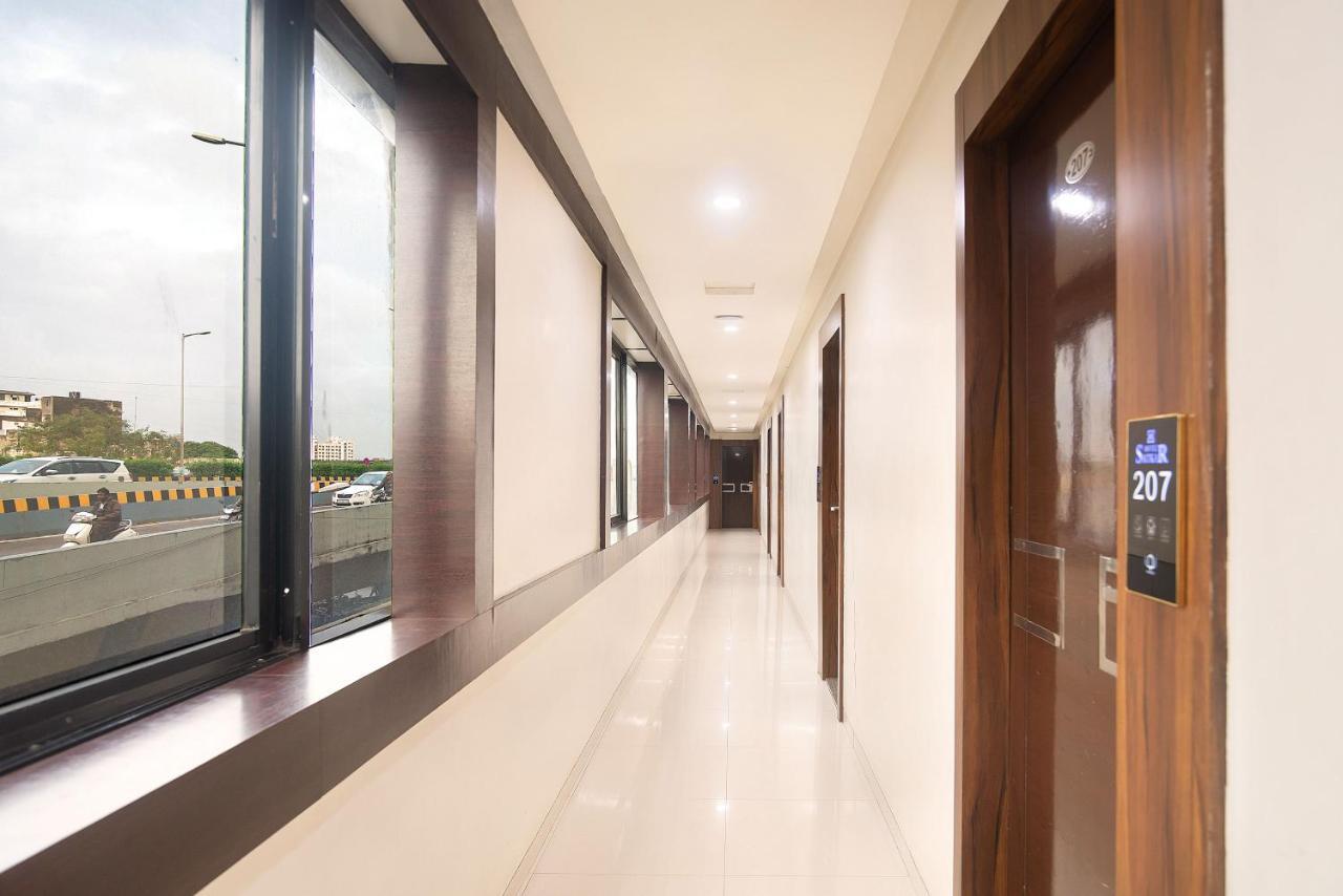 Hotel Satkar Surat Esterno foto