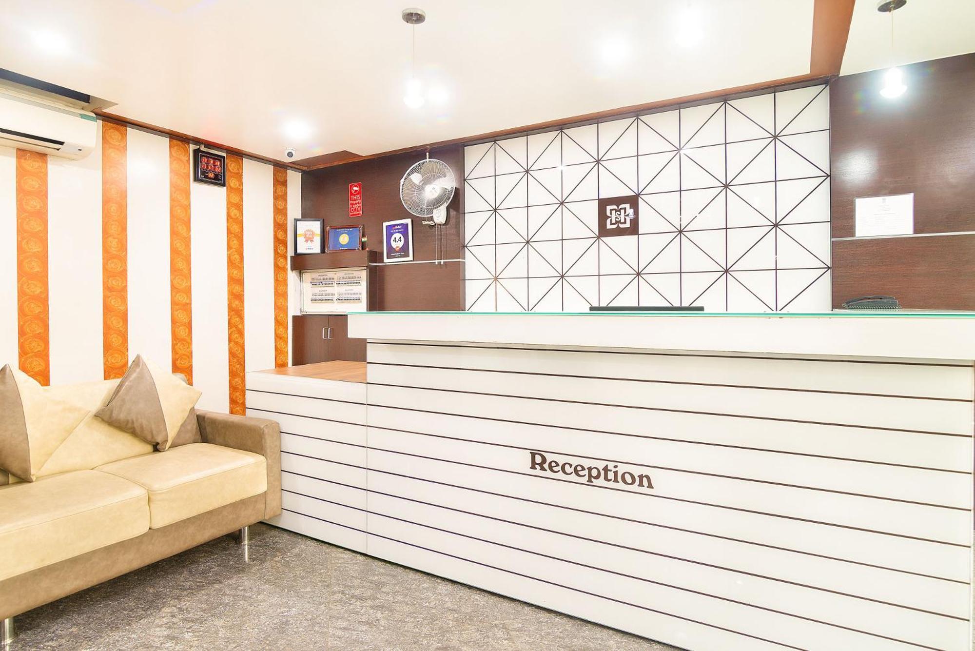 Hotel Satkar Surat Esterno foto