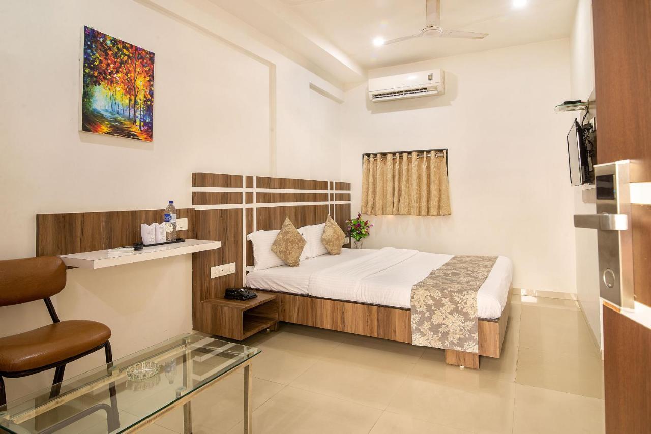 Hotel Satkar Surat Esterno foto
