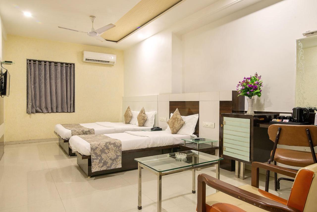Hotel Satkar Surat Esterno foto