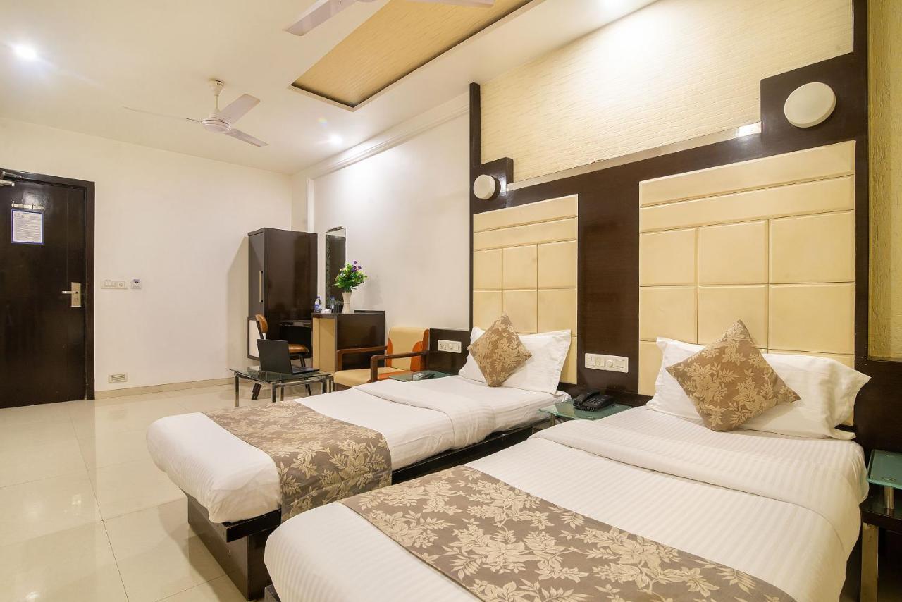 Hotel Satkar Surat Esterno foto