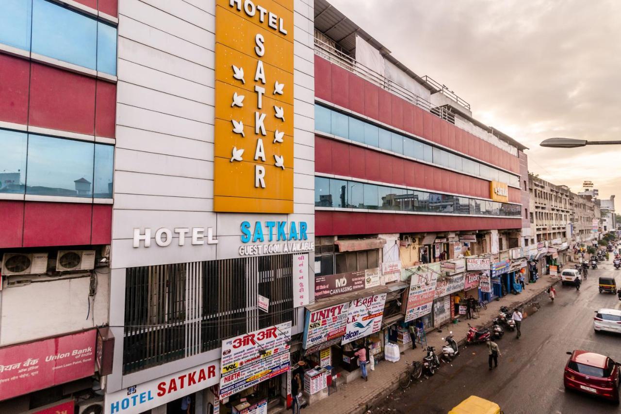 Hotel Satkar Surat Esterno foto