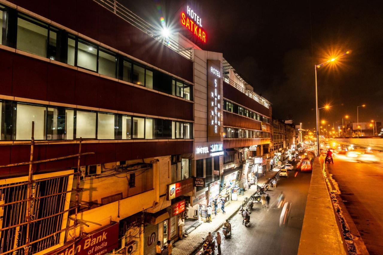 Hotel Satkar Surat Esterno foto