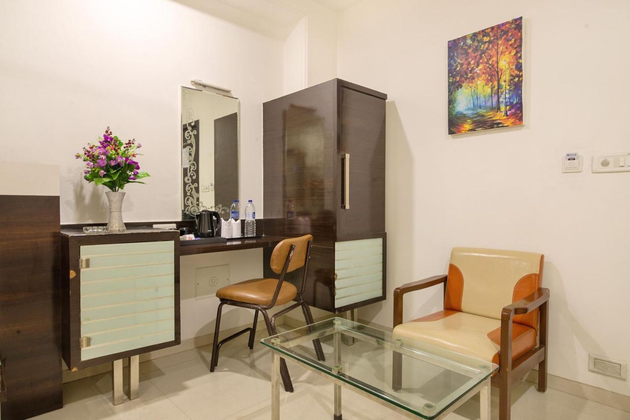 Hotel Satkar Surat Esterno foto