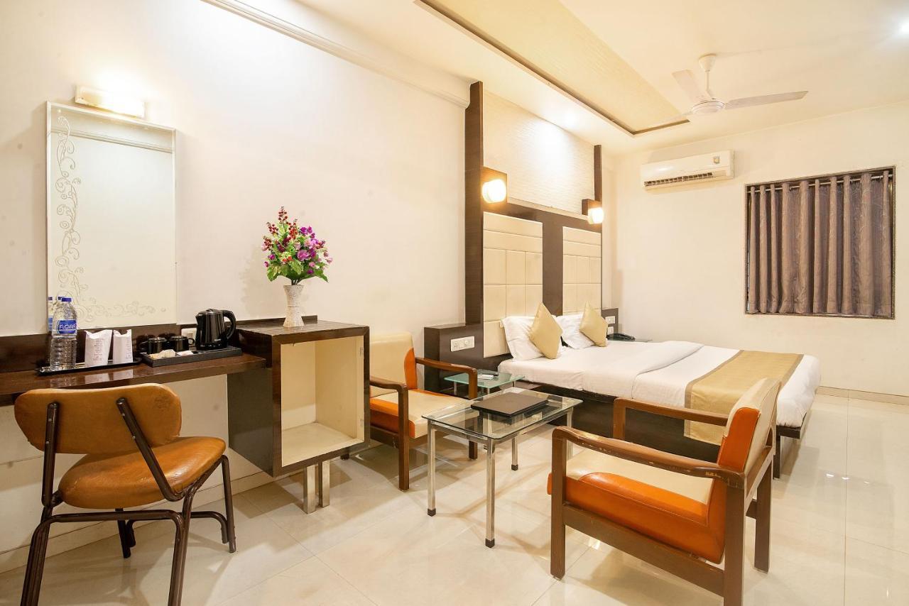 Hotel Satkar Surat Esterno foto