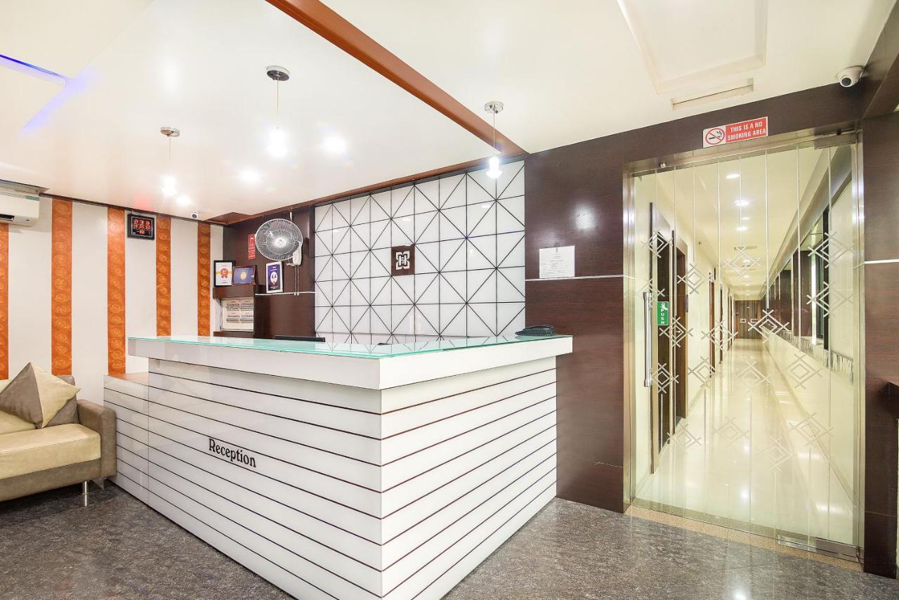Hotel Satkar Surat Esterno foto