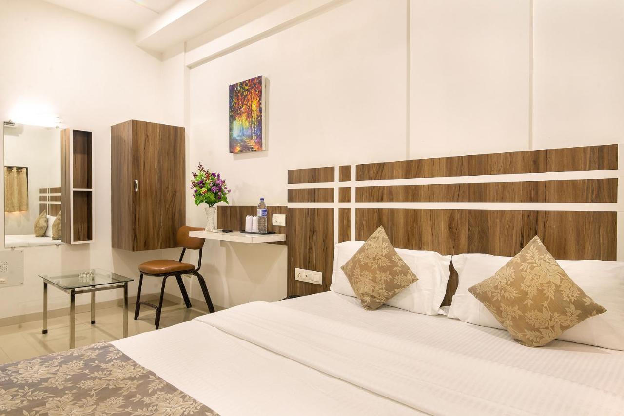 Hotel Satkar Surat Esterno foto
