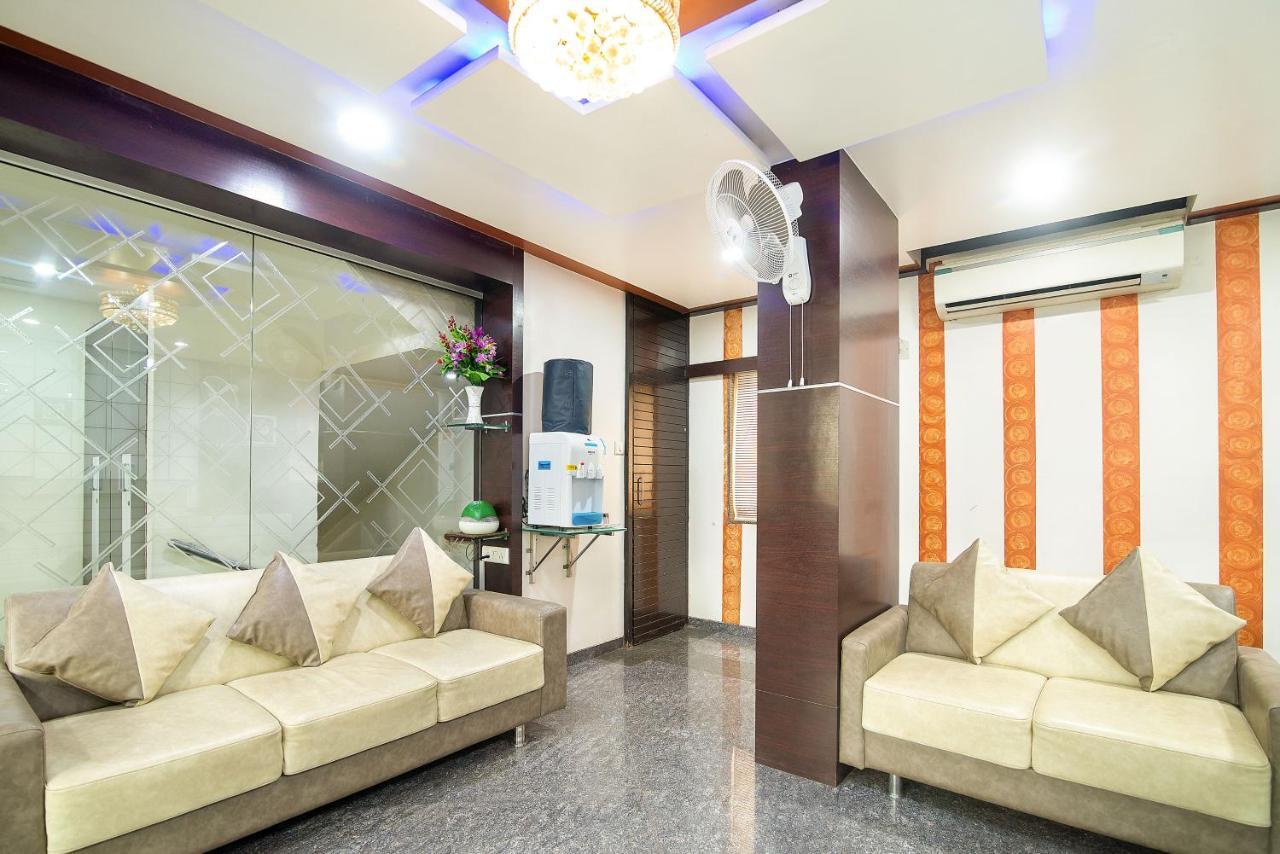 Hotel Satkar Surat Esterno foto