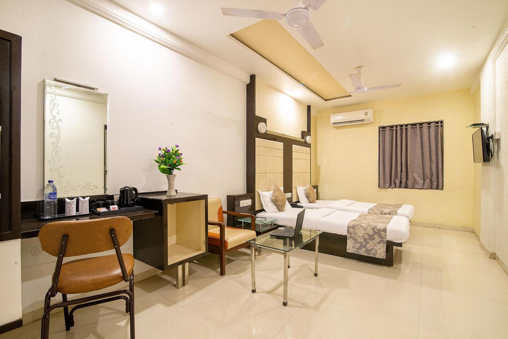 Hotel Satkar Surat Esterno foto