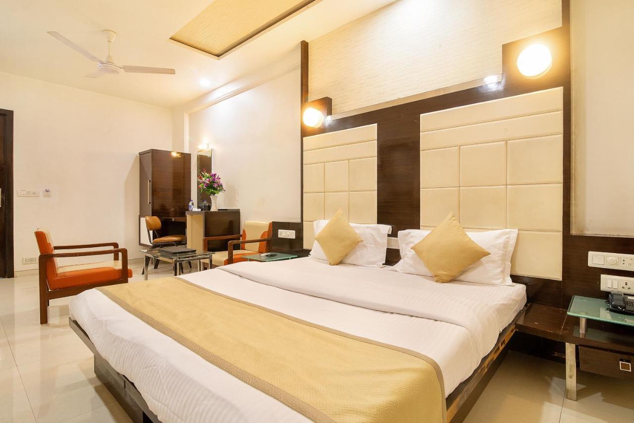 Hotel Satkar Surat Esterno foto