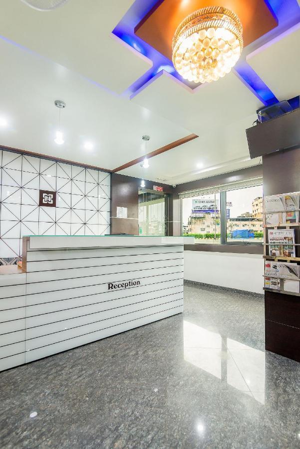 Hotel Satkar Surat Esterno foto