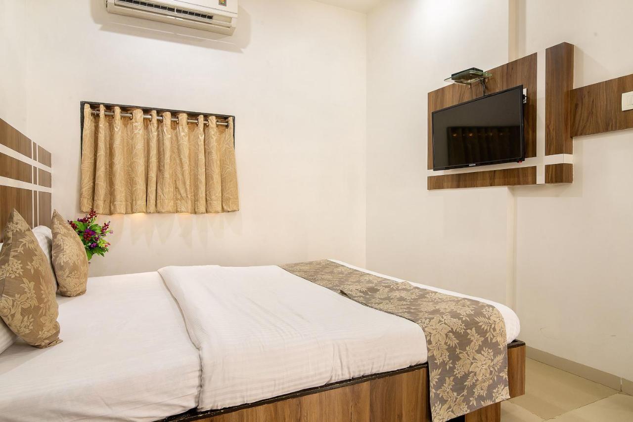 Hotel Satkar Surat Esterno foto