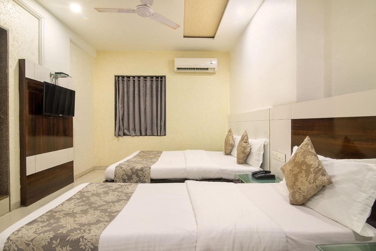 Hotel Satkar Surat Esterno foto