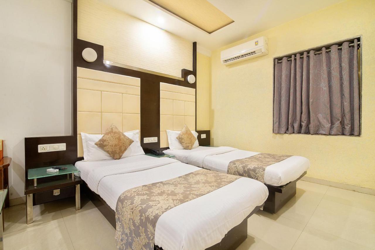 Hotel Satkar Surat Esterno foto