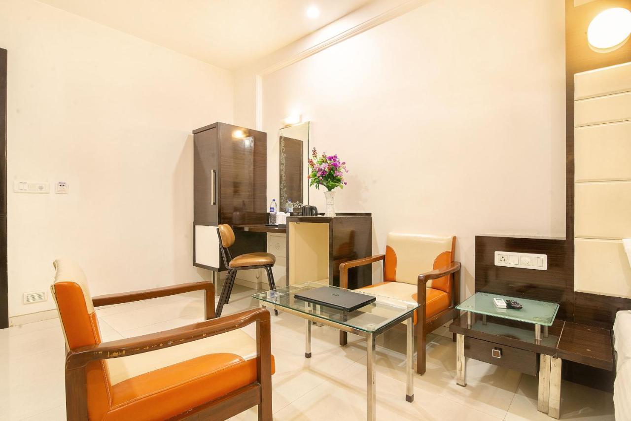 Hotel Satkar Surat Esterno foto