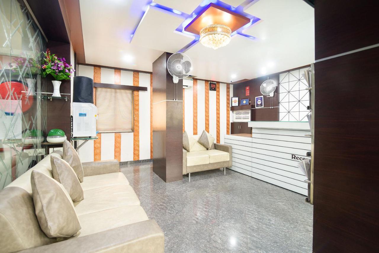 Hotel Satkar Surat Esterno foto