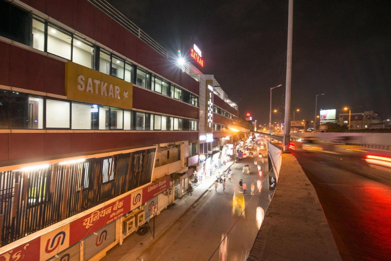 Hotel Satkar Surat Esterno foto