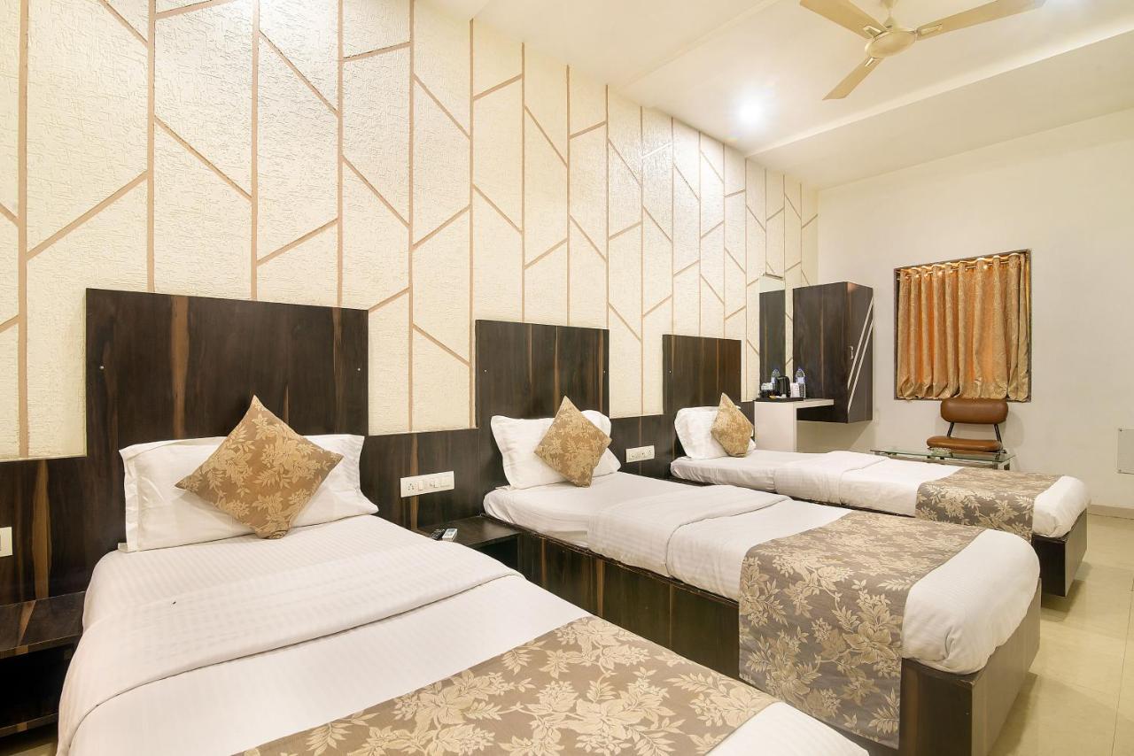 Hotel Satkar Surat Esterno foto